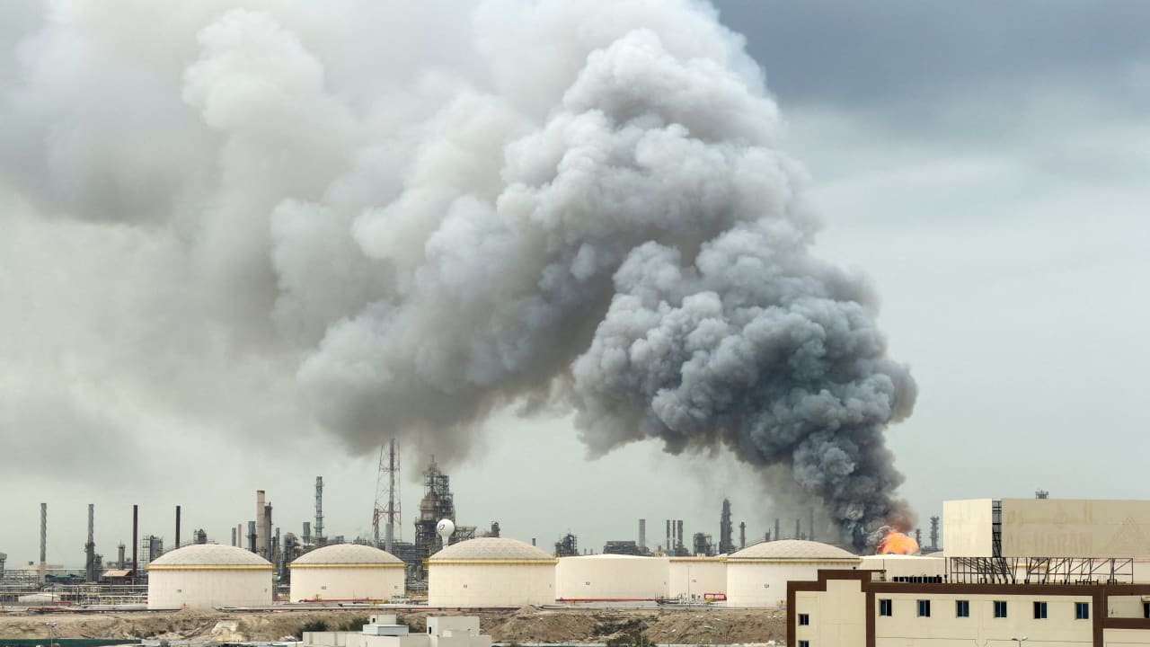 البحرين تدوي صفارات الإنذار عقب ضربات إيرانية تستهدف البنية التحتية الأمريكية في الأردن والكويت