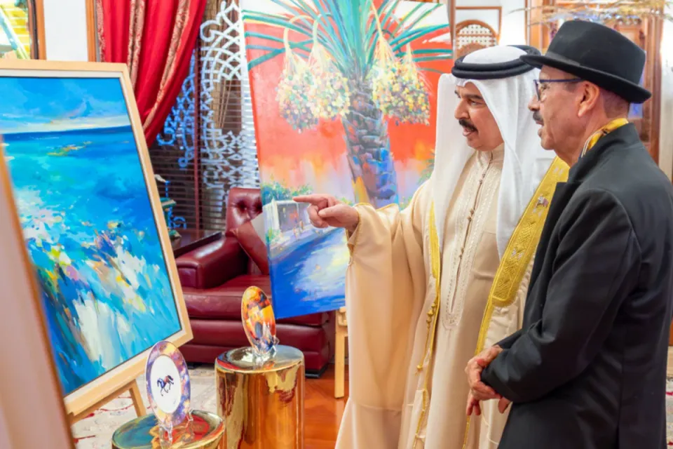 جلالة الملك يستقبل الفنان البحريني عباس الموسوي