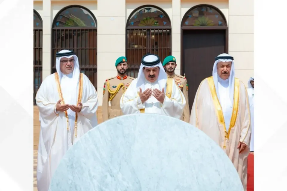 الملك حمد بن عيسى يفتتح مسجد أحمد الفاتح بحلته الجديدة