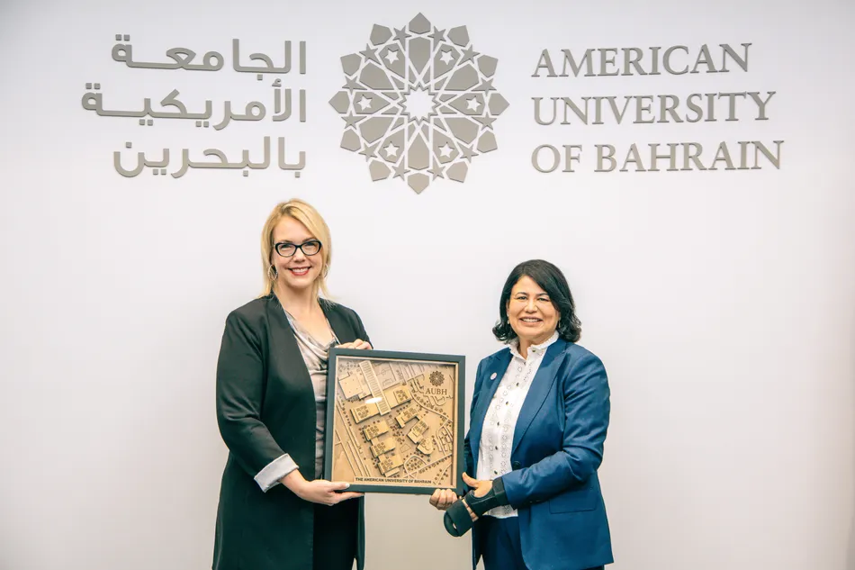 الجامعة الأمريكية في البحرين تستقبل السفيرة الأمريكية لتعزيز التعاون الأكاديمي